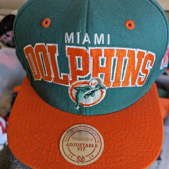 Miami Dolphins snap back - Picture 2 of 7